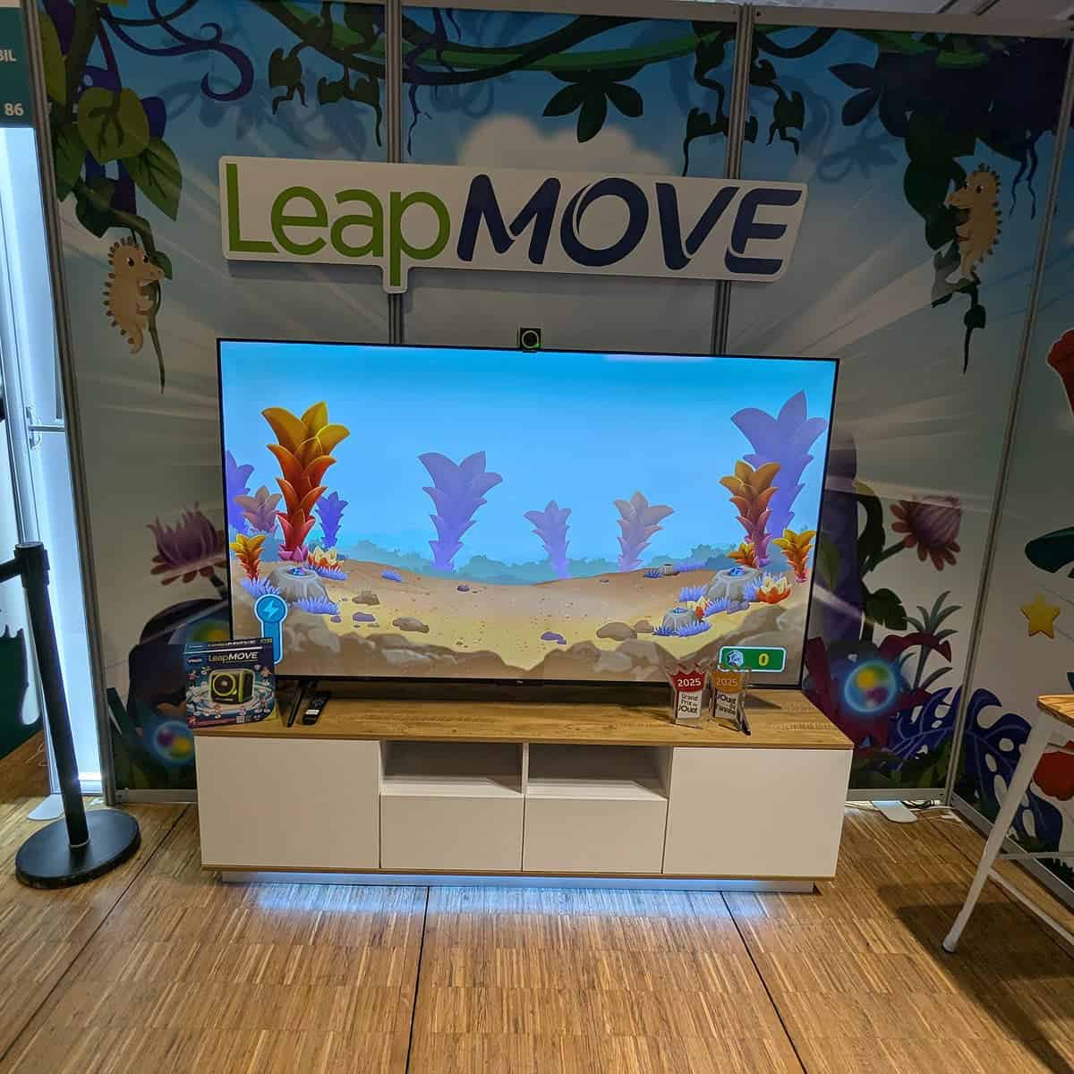 Jump Virtual Reality Jeu interactif de course sur écran géant avec décor coloré et animations immersives pour une expérience ludique et dynamique.