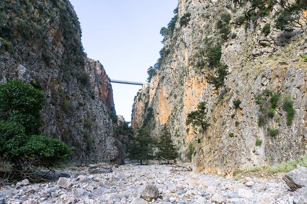 Der Blick aus der Aradena-Schlucht auf die Brücke, die über die Schlucht führt