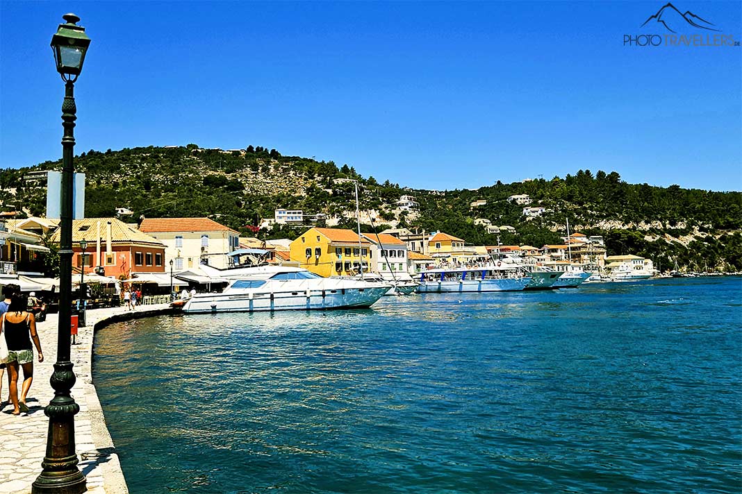 Yachten und Boote ankern am Hafenkai von Gaios