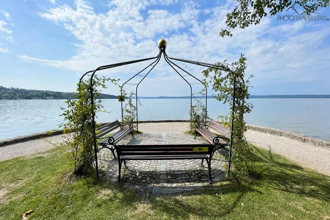 Der Kurpark Herrsching mit Blick auf den Ammersee