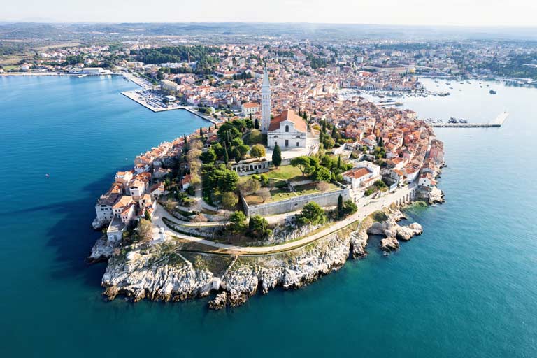 startseite-kroatien-sehenswuerdigkeiten Blick auf den Ort Rovinj, Kroatien