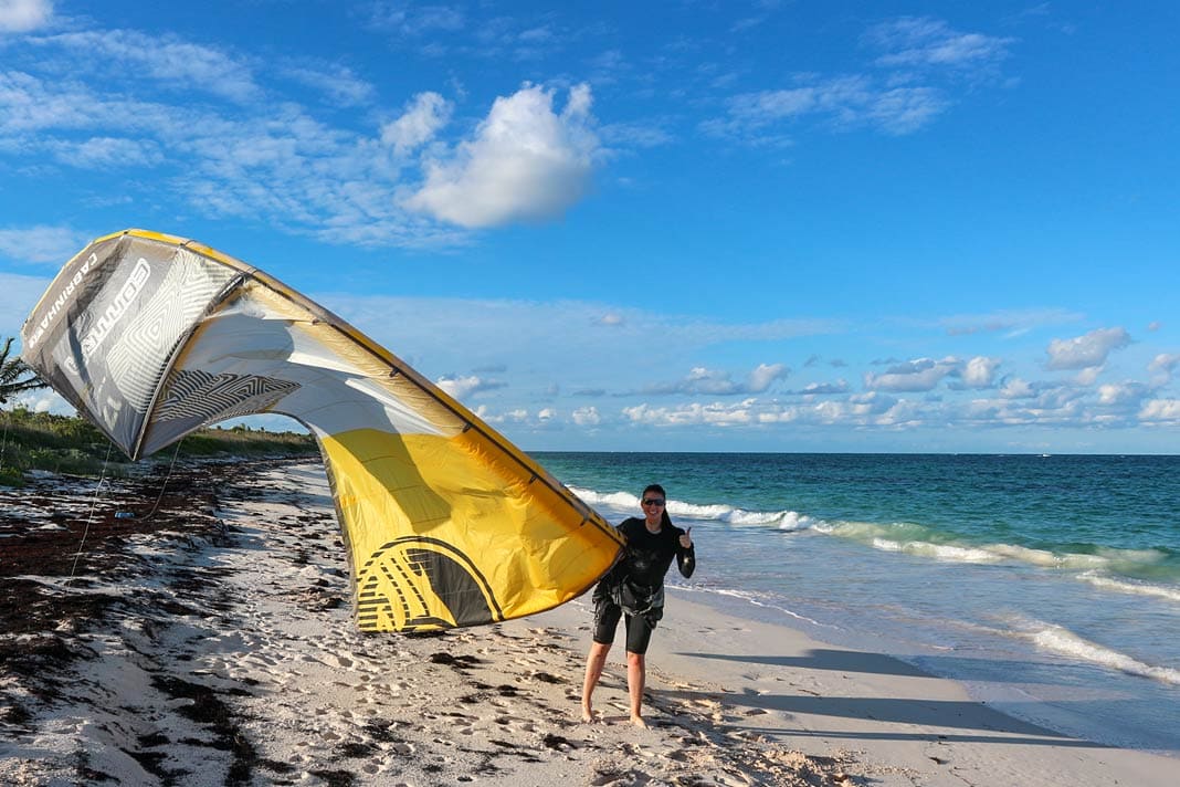Reisebloggerin Biggi Bauer mit einem Kite am Strand des Greenwood Beach Resorts auf Cat Island