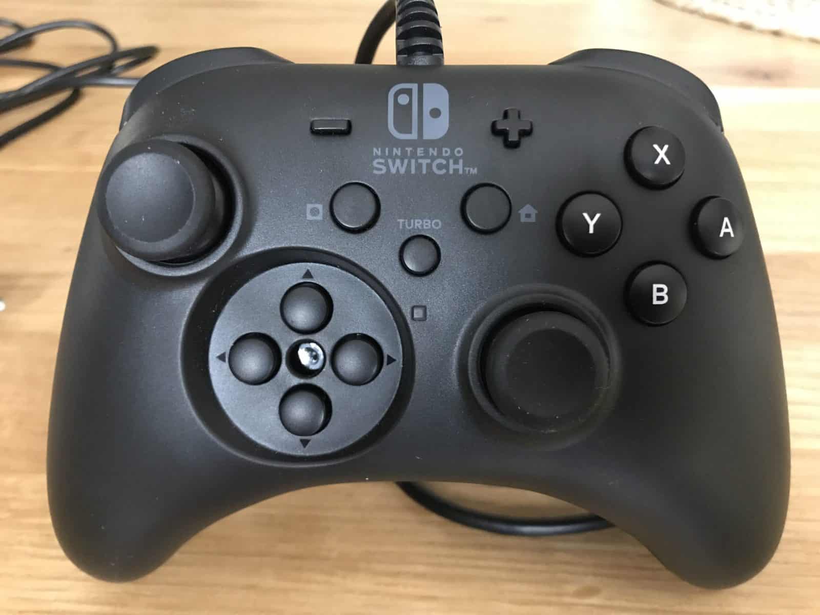 Manette Nintendo Switch noire pour jeux vidéo avec boutons analogiques et croix directionnelle.