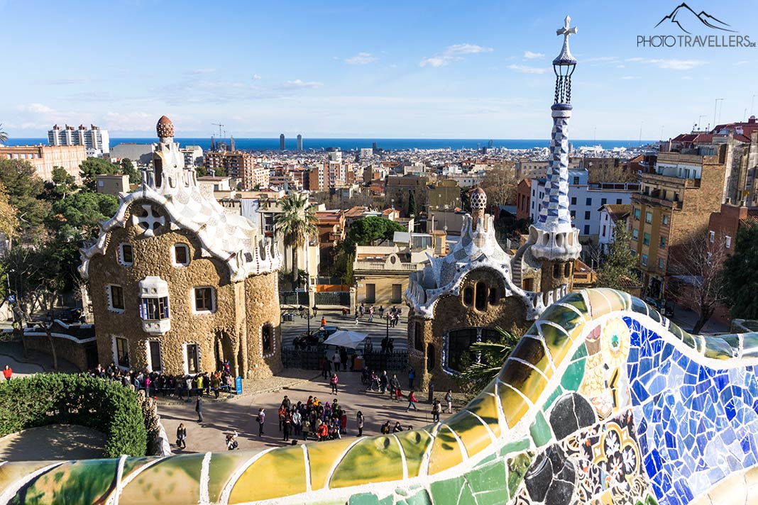 Der Blick über den Park Güell in Barcelona mit Mosaiken im Vordergrund