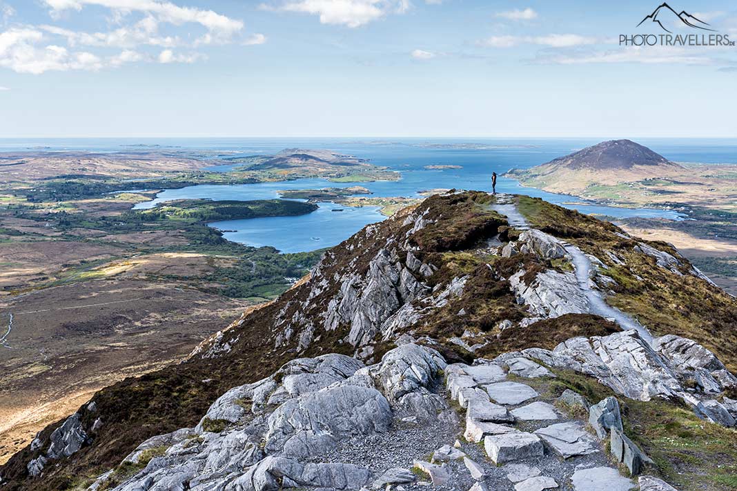 Reisebloggerin Biggi Bauer auf dem Gipfel des Diamond Hill im Connemara-Nationalpark, Irland
