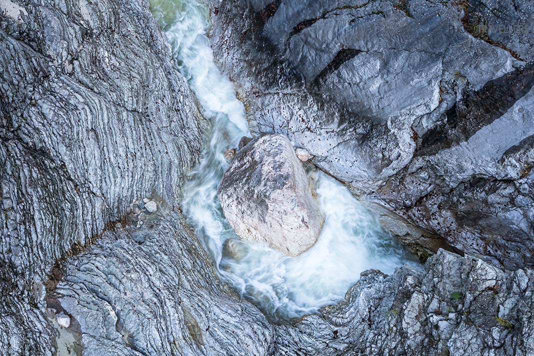 Eine Langzeitbelichtung aus der Hand ohne ND Filter in einer Klamm