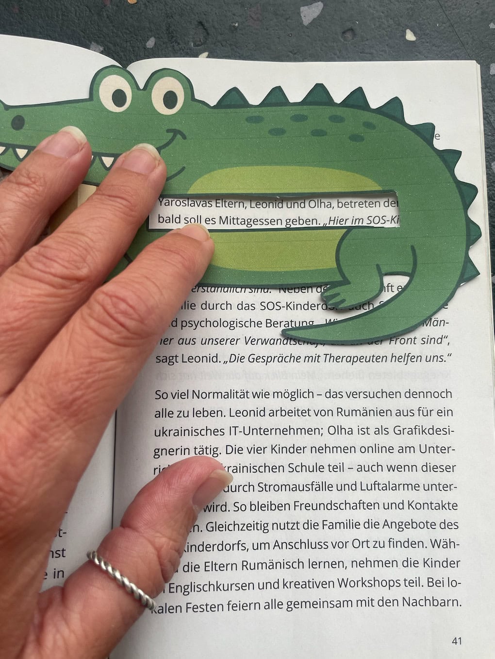 Lesefenster der Lesehilfe ausschneiden und den Zeilen folgen