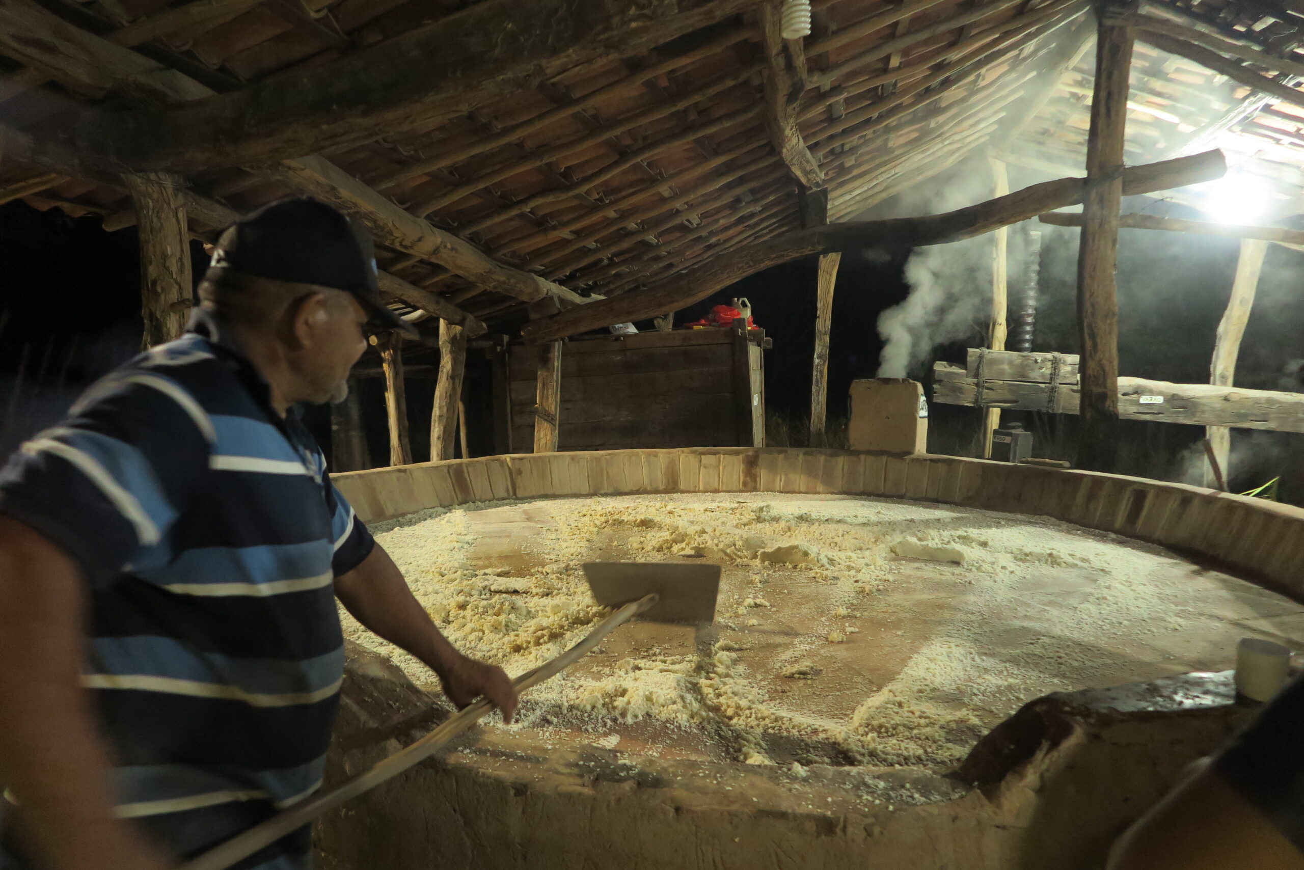 A farinha de mandioca caseira em castilho sp carrega mais do que sabor. Ela concentra história, esforço físico, tradição familiar e a luta silenciosa de quem vive da terra
