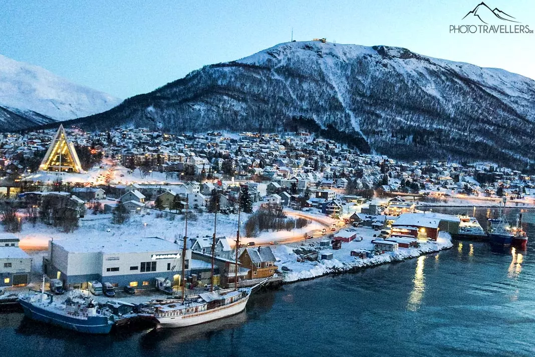 Blick von oben hinunter in den Fjord von Tromsø