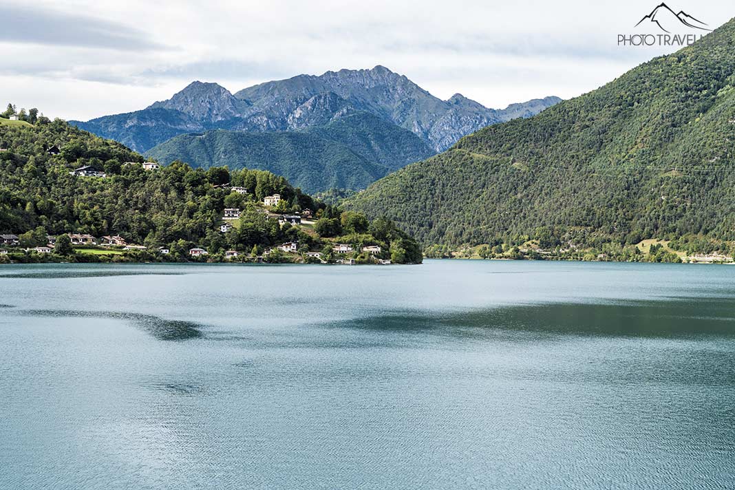 Der Blick über den Ledrosee mit Bergen im Hintergrund
