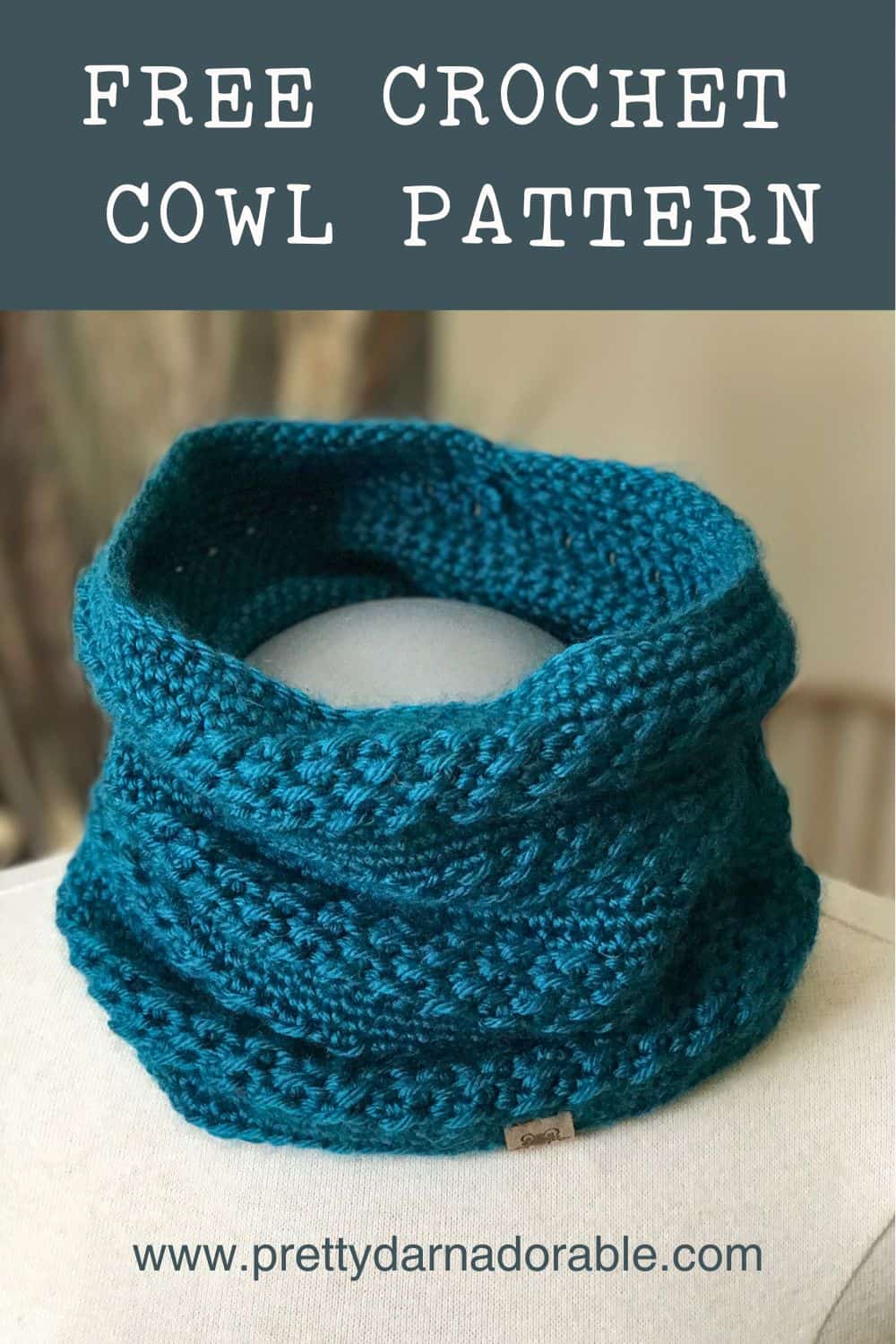 turqouise coloured crochet cowl made out of worsted weight yarn on a mannequin