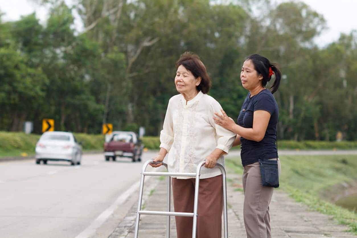 外籍移工|113 年第一季 移工在台總數達76.3 萬人  印勞達28 萬人 家看較去年底增3,500 人 康復中的長者接受護理幫助,展現關愛與專業照護服務.