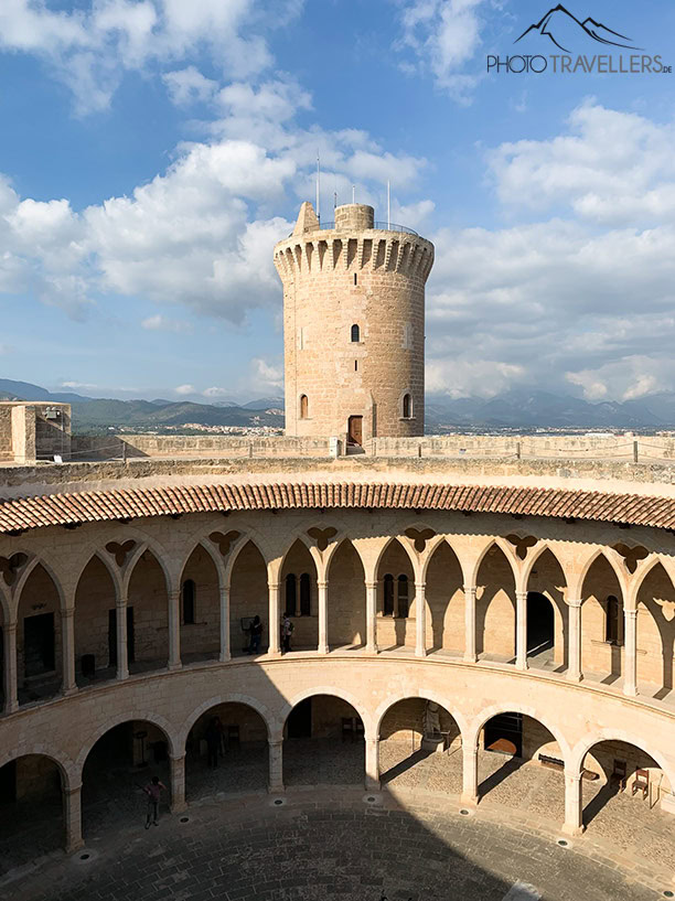 Der Innenhof des Castell de Bellver auf Mallorca