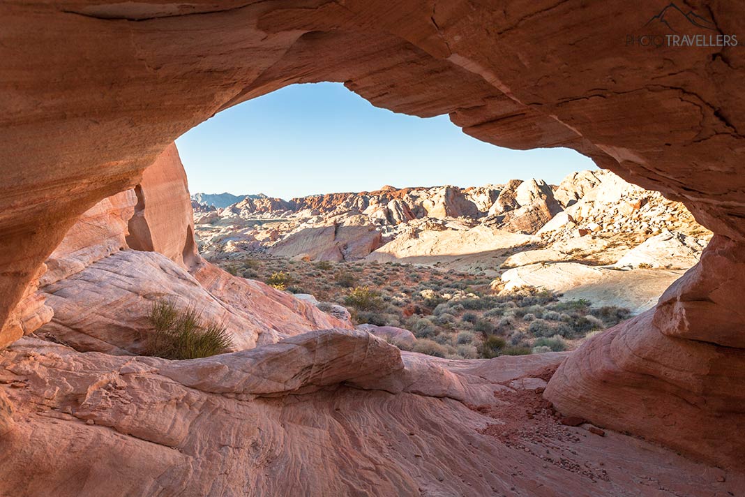 Der Blick aus dem Thunderstorm Arch im Valley of Fire