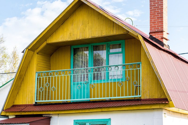 Farbiges Geländer aus Metall