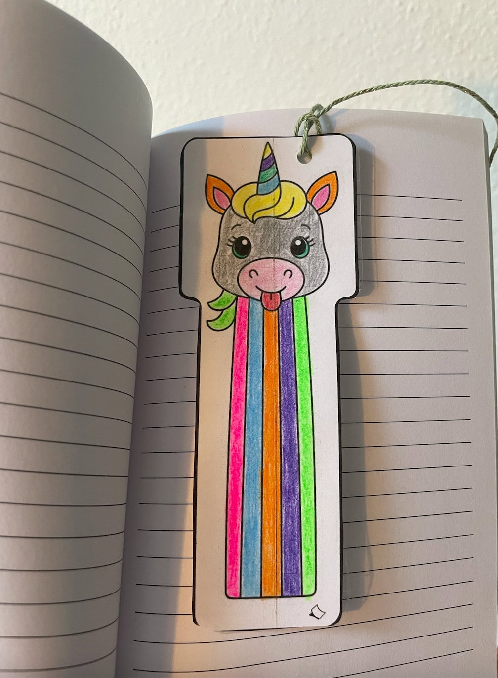 Süßes Lesezeichen aus Papier gebastelt im Einhorn Designs