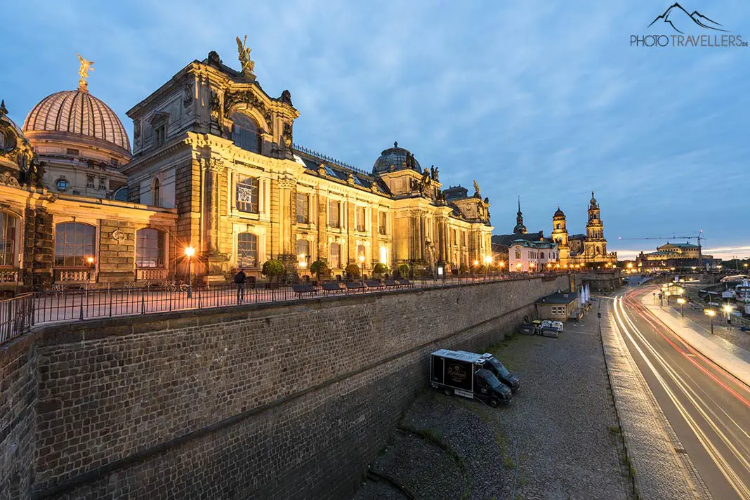 Blick auf die Brühlsche Terrasse bei Nacht