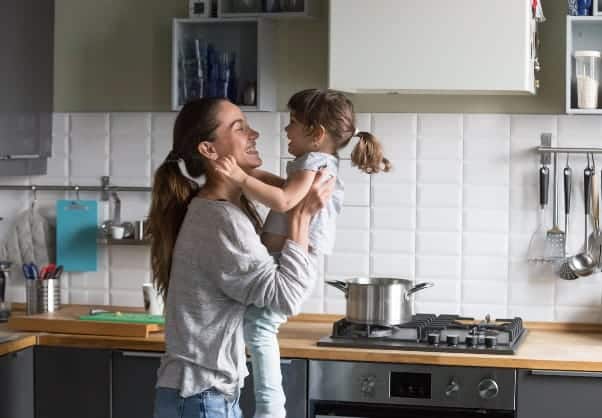 mama fetita in brate Obor 21 GOKID