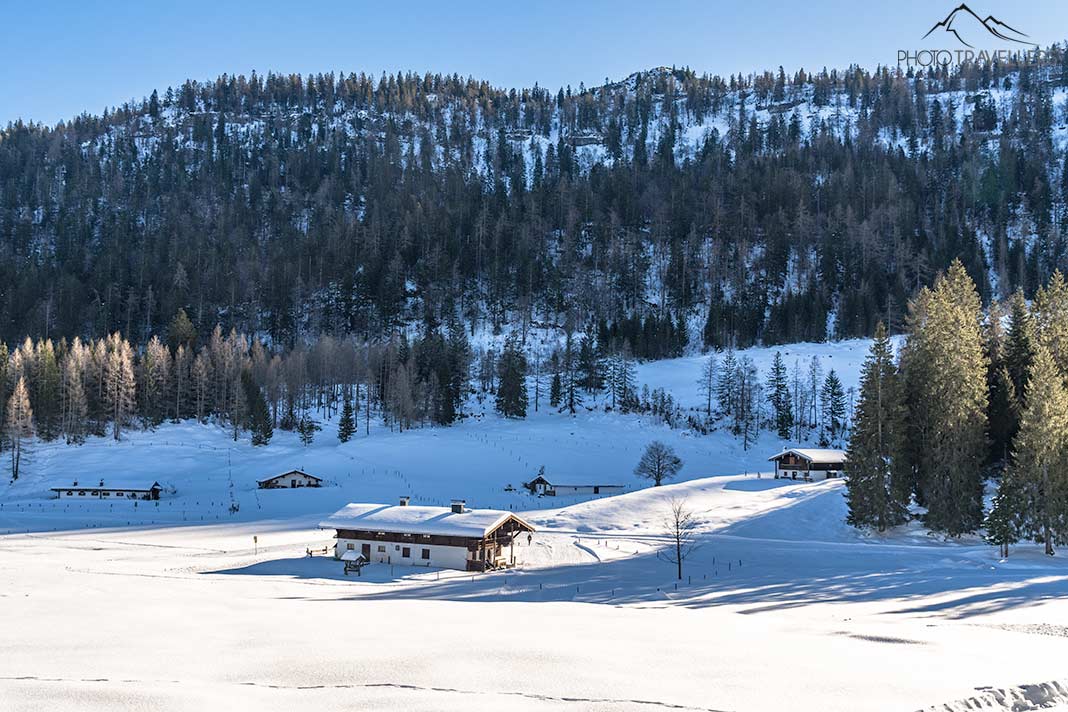 Die verschneiten Hütten auf der Hemmersuppenalm