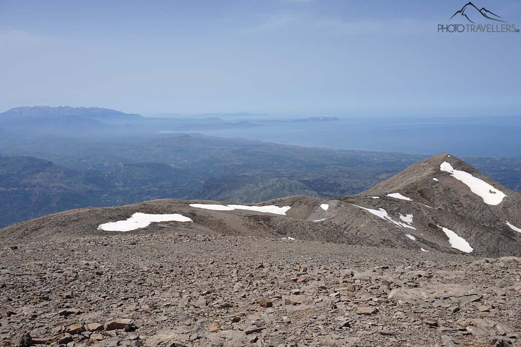 Der Blick vom Gipfel des Psiloritis über die Berge bis zum Meer