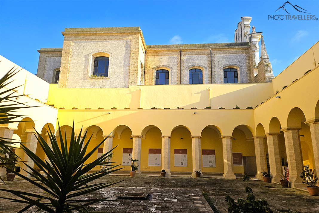 Gelbe Fassade und Säulengang im Innenhof der Kirche Santa Teresa