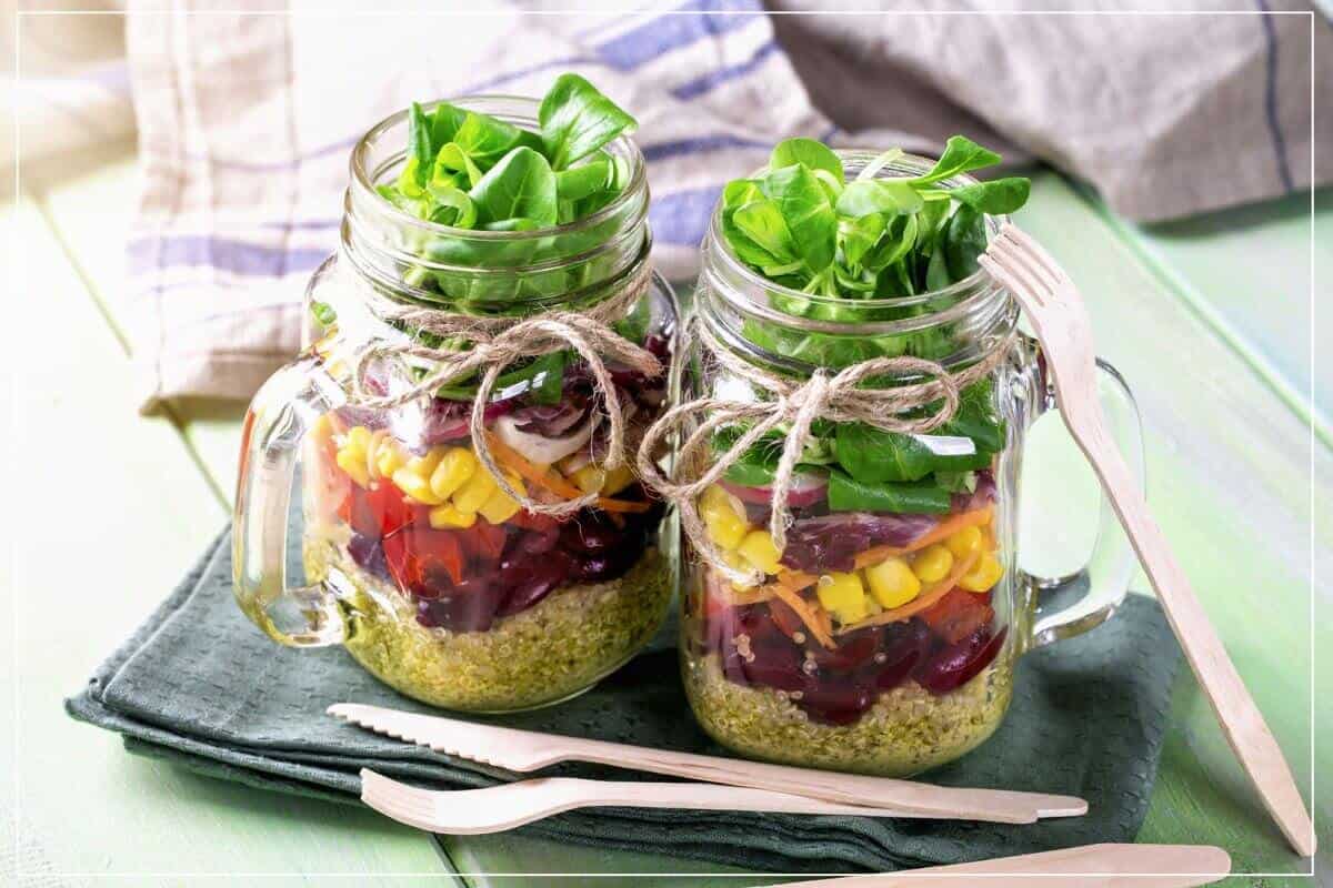 Meal Prep Anleitung - Salat in Gläsern to go verpackt