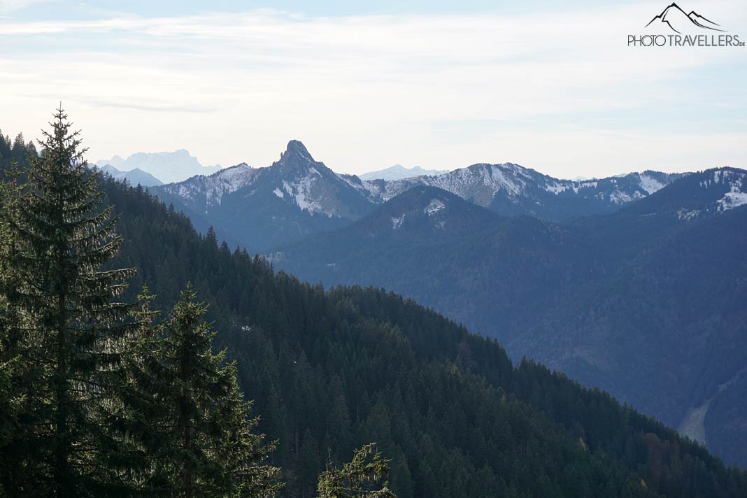 Der Blick vom Wallberg-Wanderweg auf den Roßstein