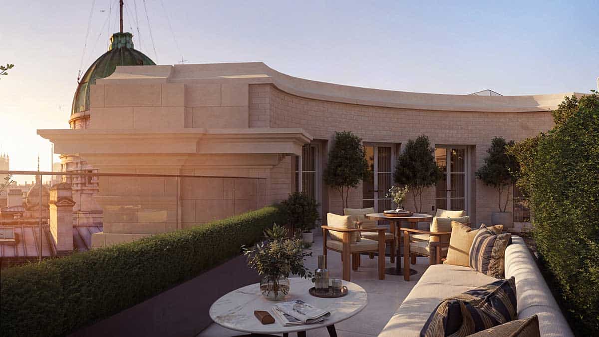 Das Bild zeigt die Terrasse der Nelson Suite im Hotel Waldorf Astoria London
