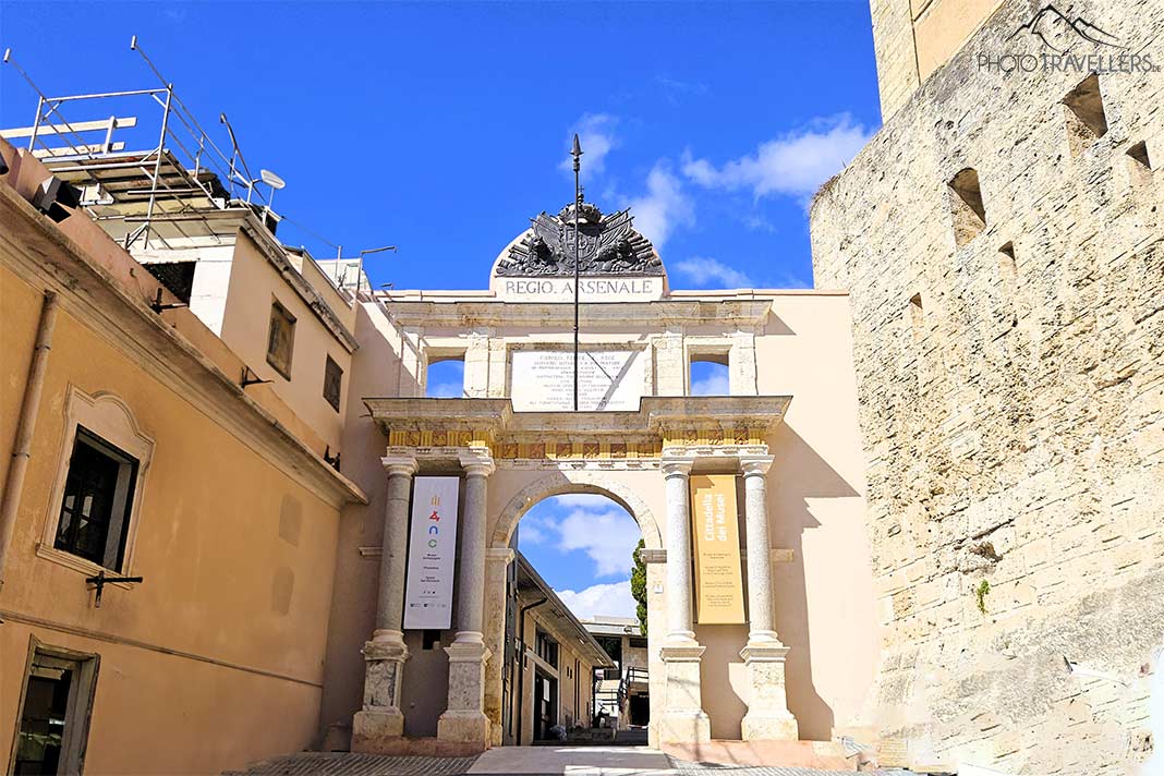 Der Eingang zur Citadella del Musei führt durch einen schmalen Torbogen inmitten historischer Gemäuer