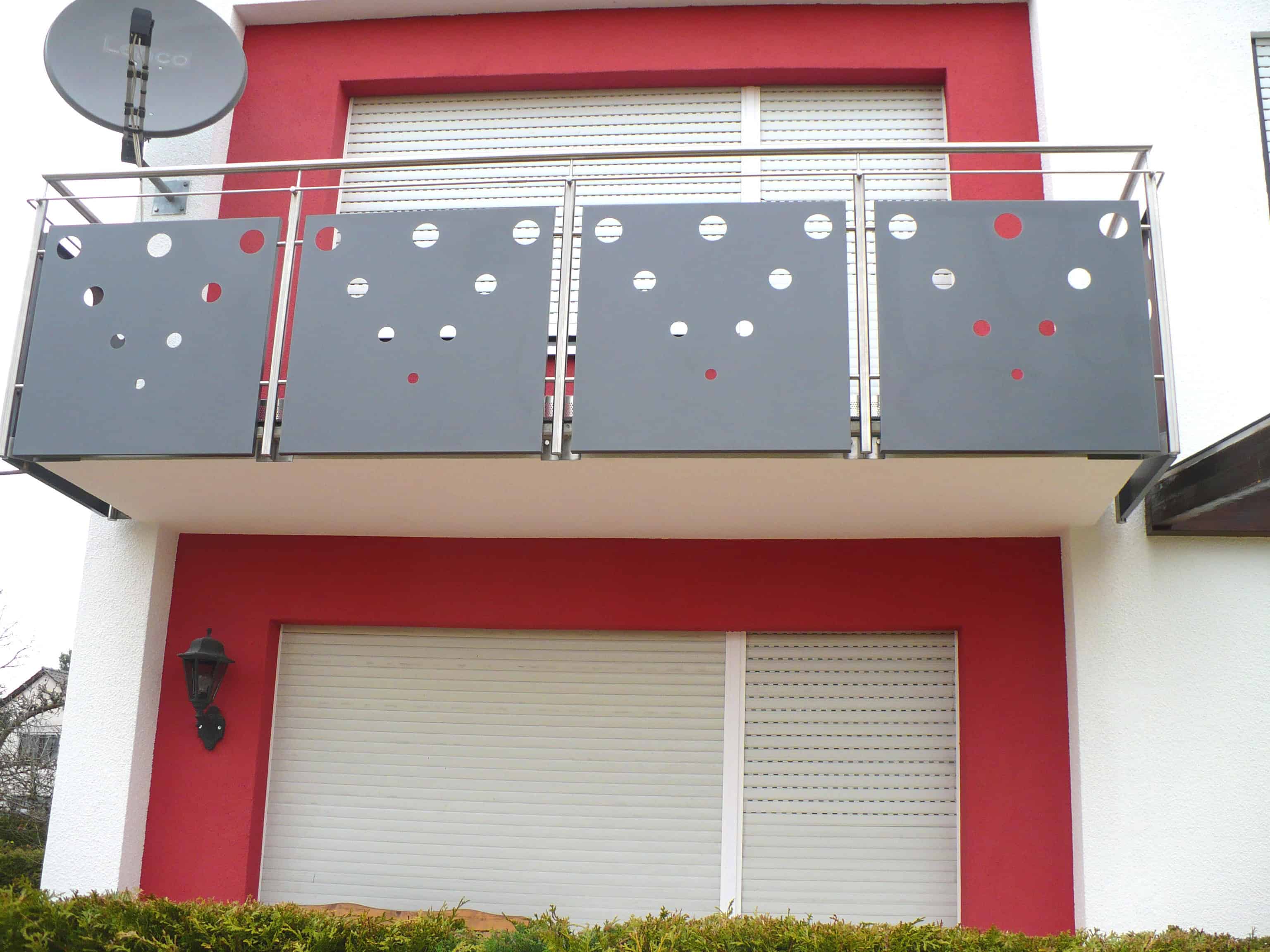 Balkongeländer geloschte Blechfüllung