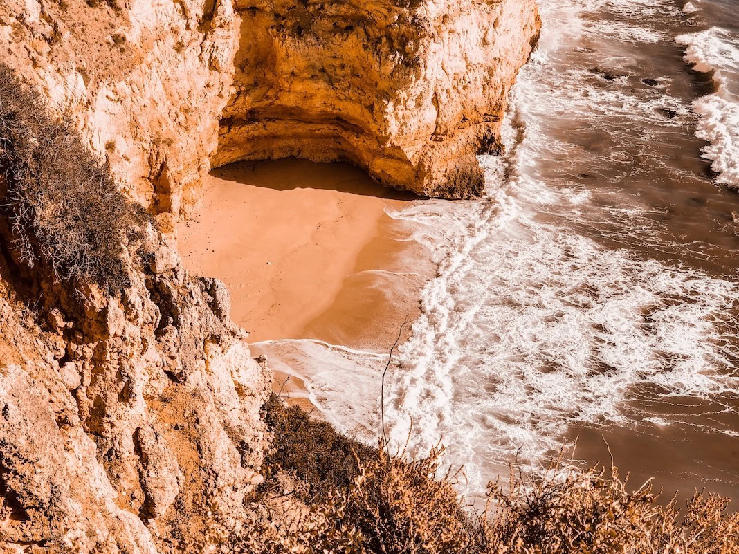 Strand in Lagos an der Algarve