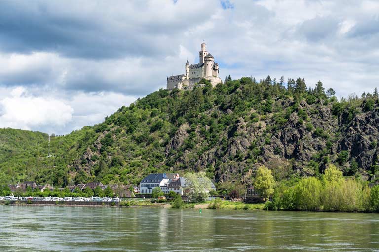 startseite-rhein-sehenswuerdigkeiten Blick über den Rhein auf die Marksburg