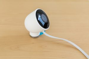 Nest Cam Outdoor auf Magnethalterung