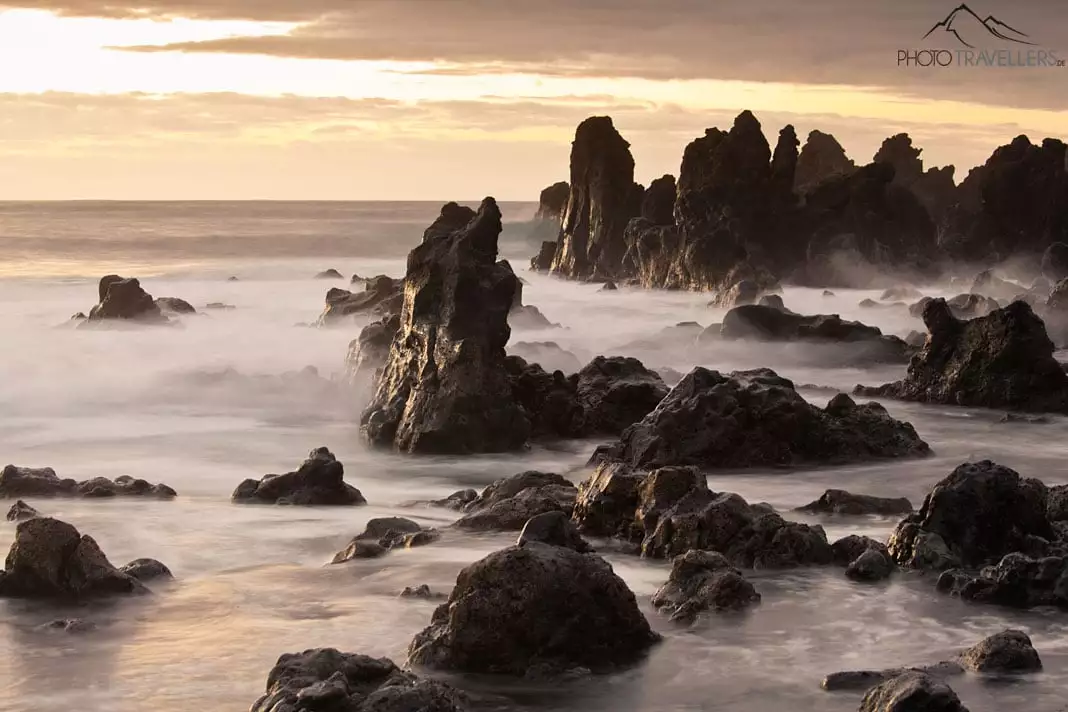 Felsformationen an der Playa de Montaña Bermeja auf Lanzarote