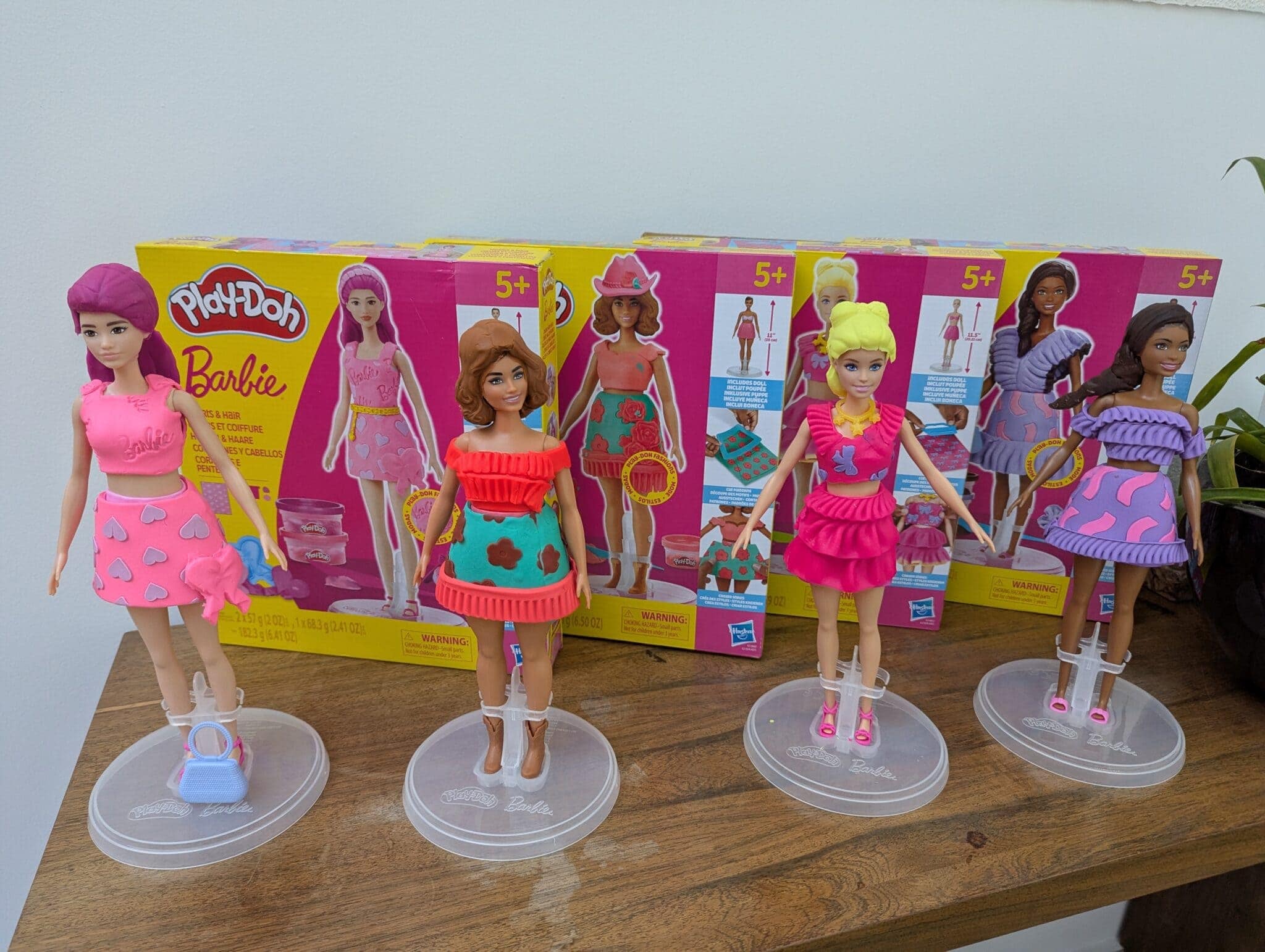 Playmobil Barbie poupées mode et accessoires, 4 figurines avec tenues colorées, pour enfants à partir de 5 ans, idéal pour jouer et collectionner, emballage coloré et détaillé.