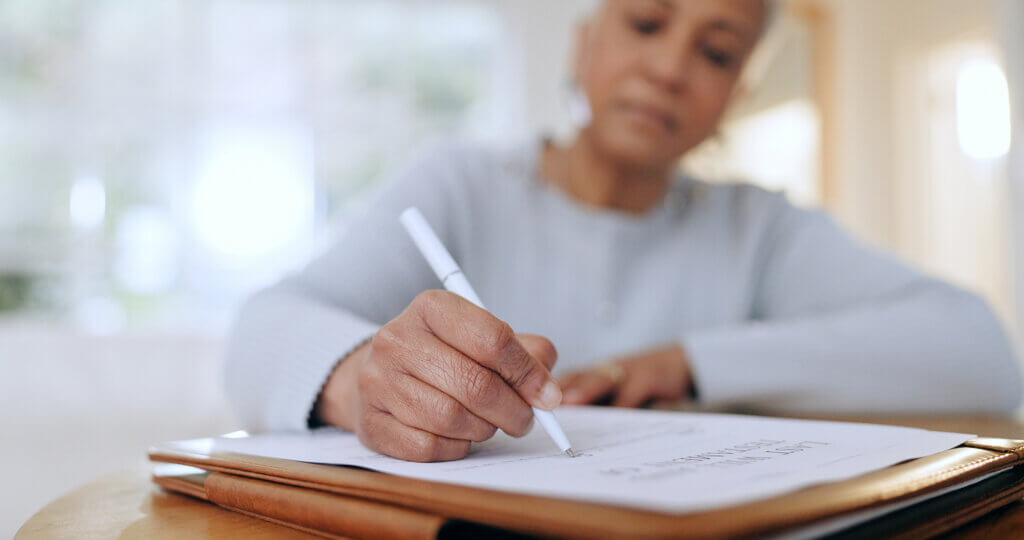 Seniorin unterschreibt Testament zu Hause – Anerkennung eines US-Testaments in Deutschland Seniorin unterschreibt Testament zu Hause – Anerkennung eines US-Testaments in Deutschland
