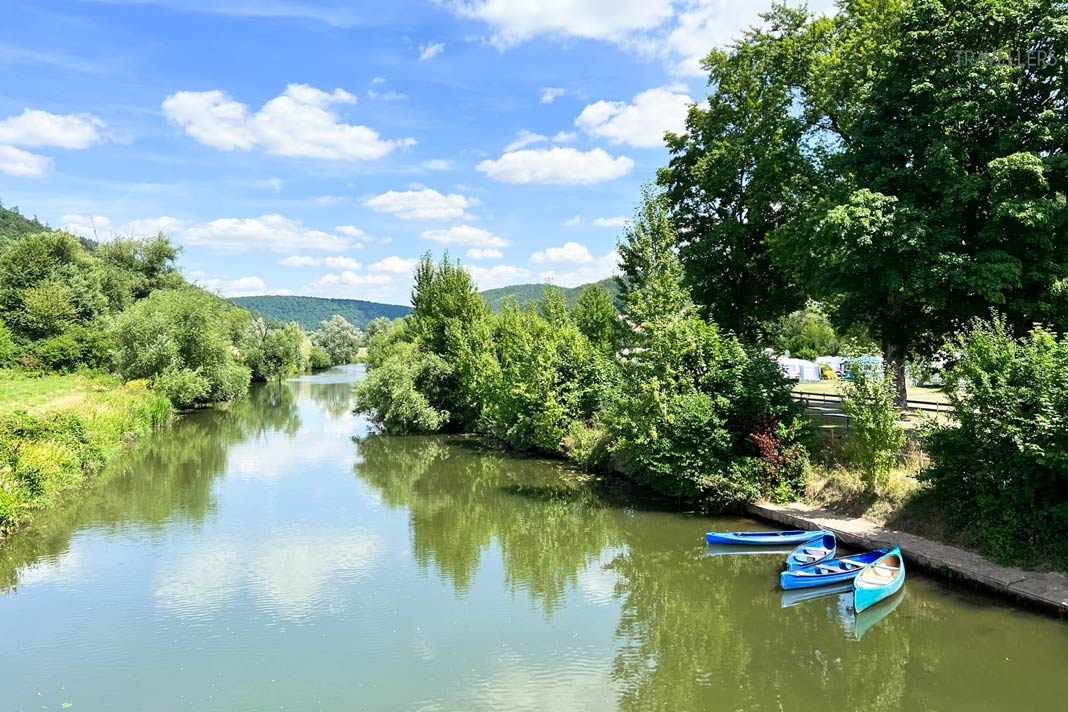 Blick auf die Saale mit blauen Booten