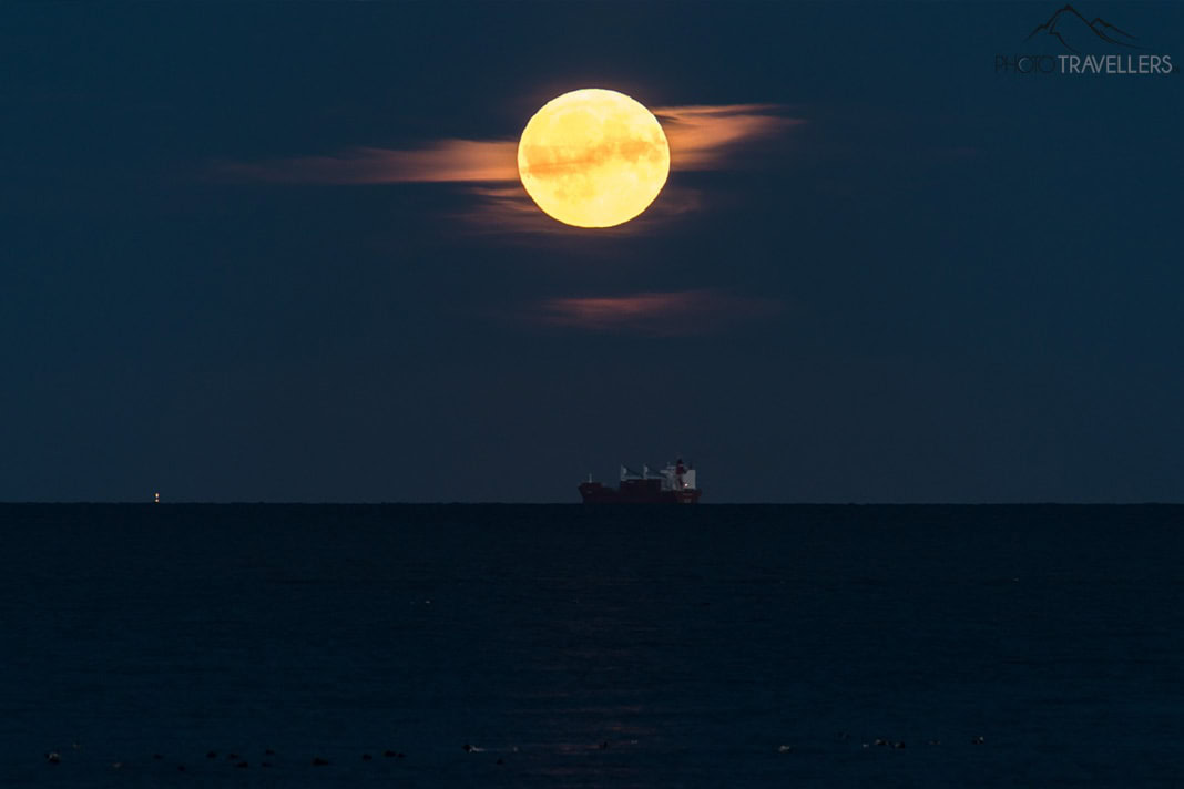 Vollmond über dem Meer