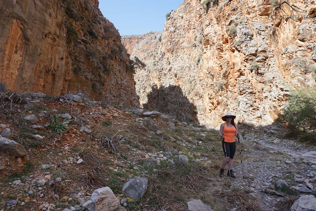 Reisebloggerin Biggi Bauer am Eingang der Aradena-Schlucht