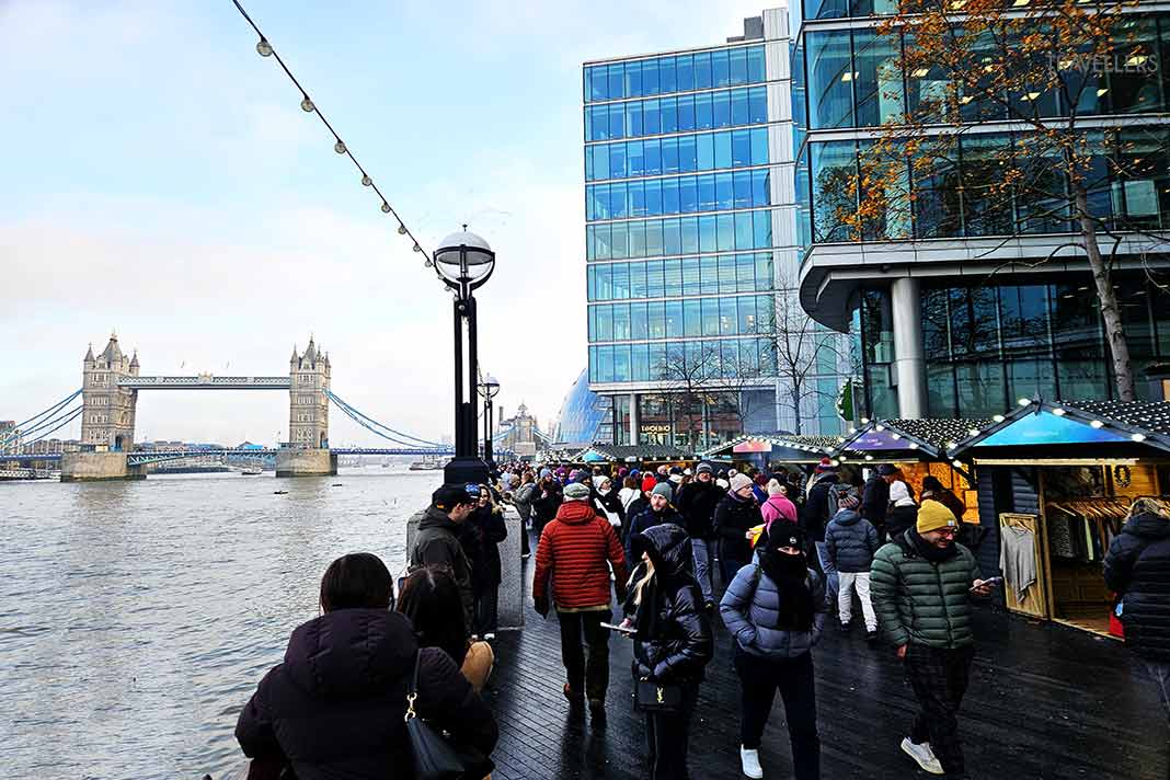 Weihnachtsmarkt am Ufer der Themse mit Blick auf die Tower Bridge