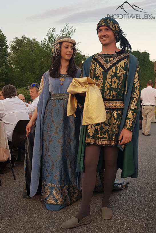 Das Festpaar aus der Sage in traditioneller Tracht auf dem Tortellini-Fest in Borghetto