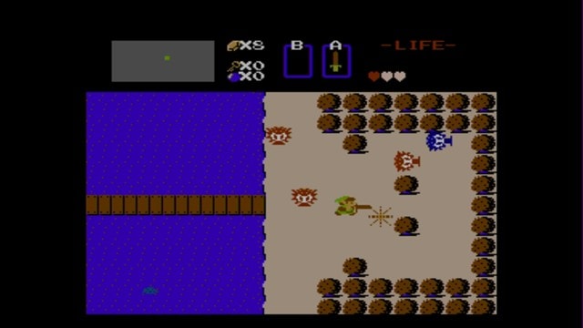 PNJ et ennemis dans un jeu vidéo pixel art de style rétro, avec carte, équipements et vie affichés à l'écran, illustrant une scène d'action dans un environnement fantastique.