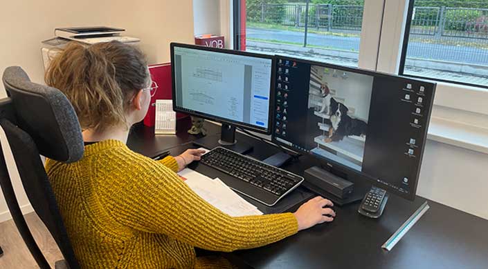 Bild von Dachdeckermeisterin Anna-Lisa Tiefenthal im Büro