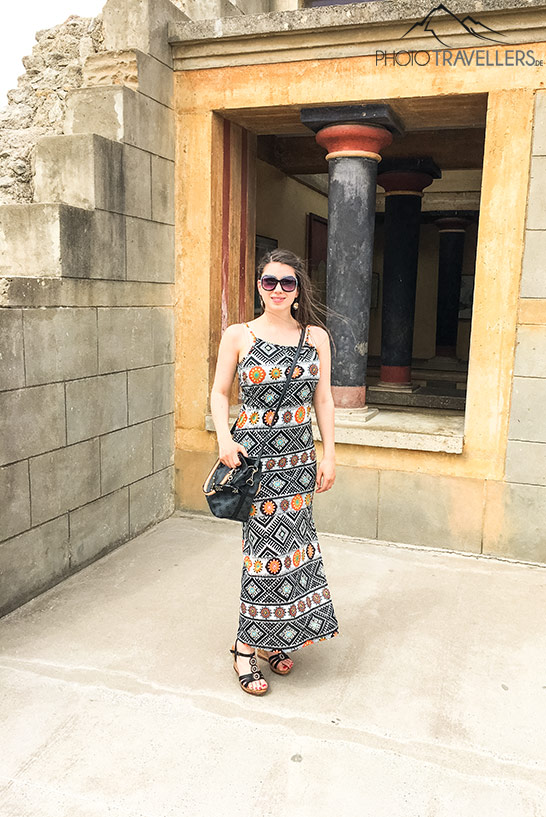 Reisebloggerin Biggi Bauer in einem Sommerkleid im Palast von Knossos auf Kreta