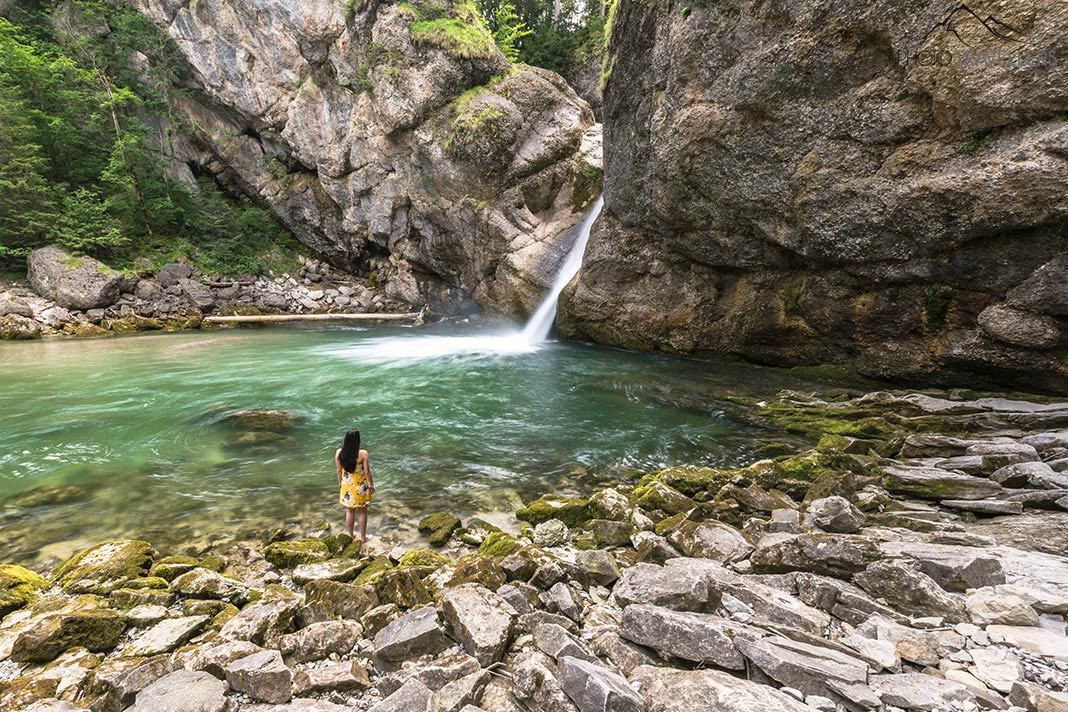 Reisebloggerin Biggi Bauer in einem gelben Kleid an den Buchenegger Wasserfällen im Allgäu
