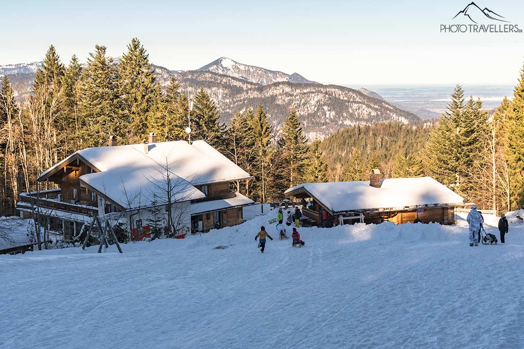 Die Rodelstrecke hinter dem Alpengasthof Hindenburghütte mit Blick auf den Chiemsee