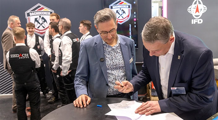 BIld von der UNterschrift der ZEDACH Vertreter für das Sponsoring der Dachdecker-Nationalmannschaft