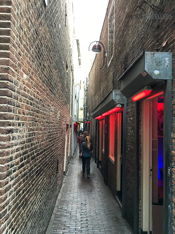 Der Trompettersteeg in Amsterdam, die engste Gasse der Stadt