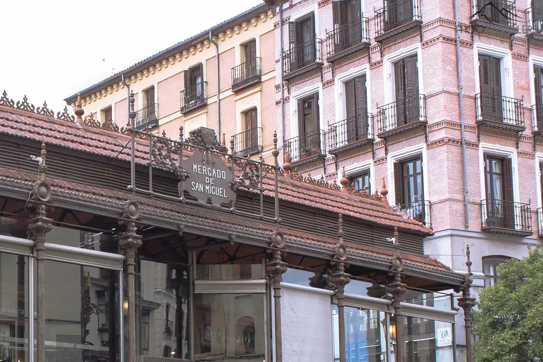 Die Fassade des Mercado de San Miguel in Madrid