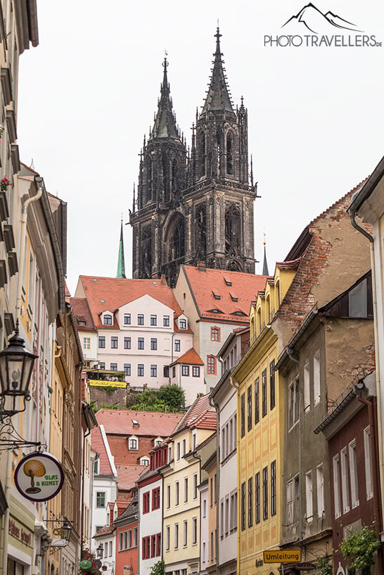 Blick auf alte Häuser und den Dom in Meißen